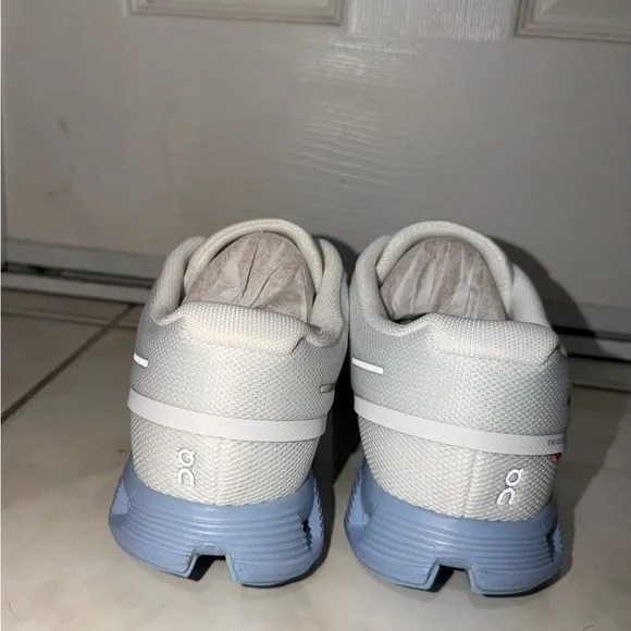 On Running Cloud Sneakers White Chambray W 9.5, M 8